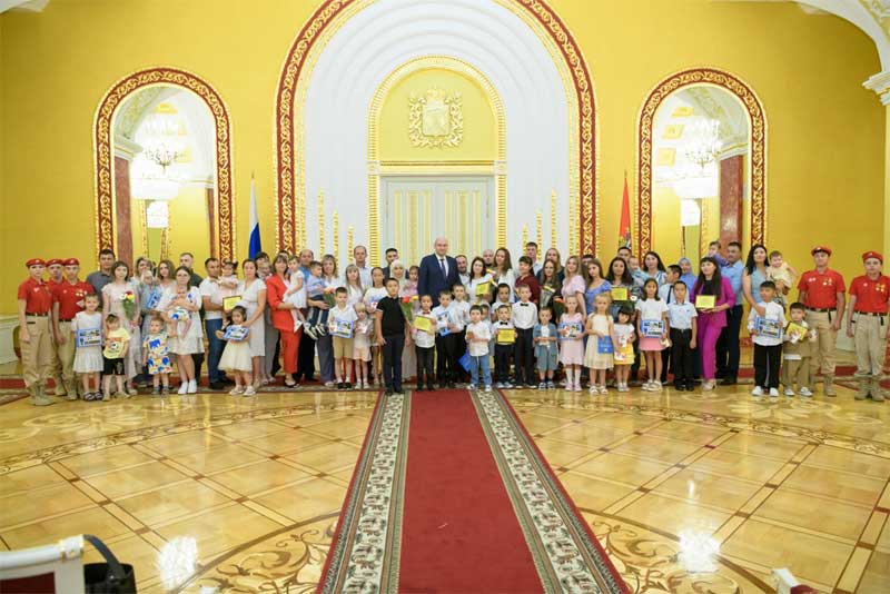 Евгений Солнцев вручил оренбургским семьям сертификаты на улучшение жилищных условий