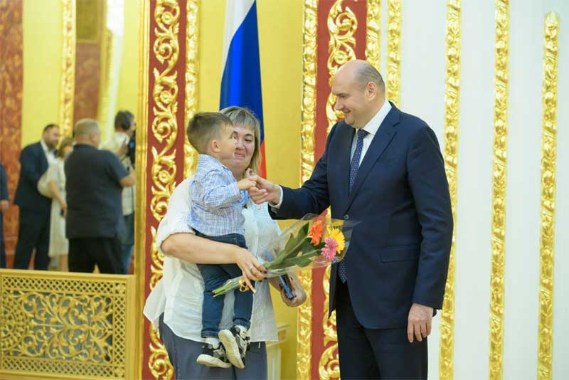 Евгений Солнцев вручил оренбургским семьям сертификаты на улучшение жилищных условий