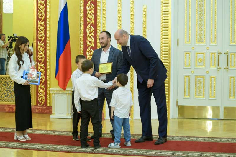Евгений Солнцев вручил оренбургским семьям сертификаты на улучшение жилищных условий