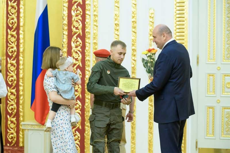 Евгений Солнцев вручил оренбургским семьям сертификаты на улучшение жилищных условий