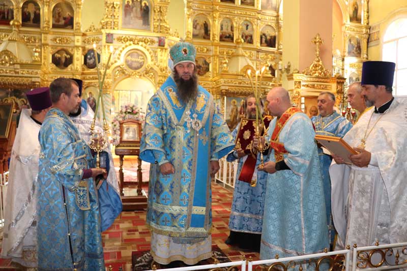 Правящий архиерей Ириней возглавил Божественную литургию в Петропавловском соборе Новотроицка