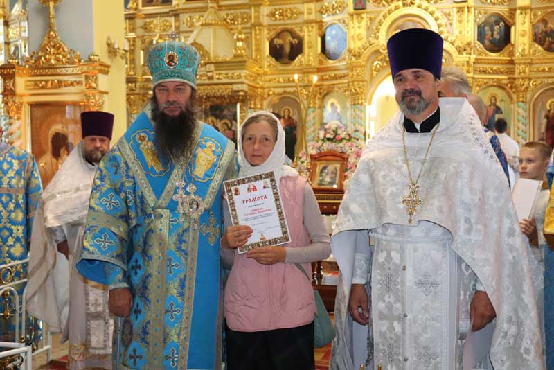 Правящий архиерей Ириней возглавил Божественную литургию в Петропавловском соборе Новотроицка