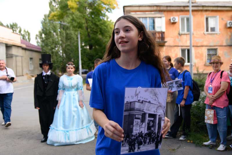 В Новотроицке участники необычного  фестиваля прошли «Вдоль по улице Пушкина»          6+