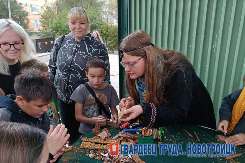 Новотройчане и гости города смогли окунуться в средневековую историю на фестивале «Наследие мастеров. Ремесленный путь»