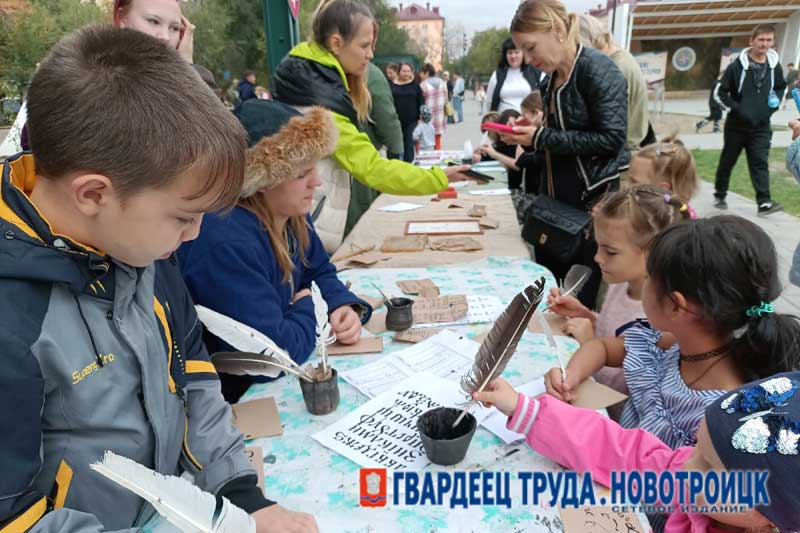Новотройчане и гости города смогли окунуться в средневековую историю на фестивале «Наследие мастеров. Ремесленный путь»