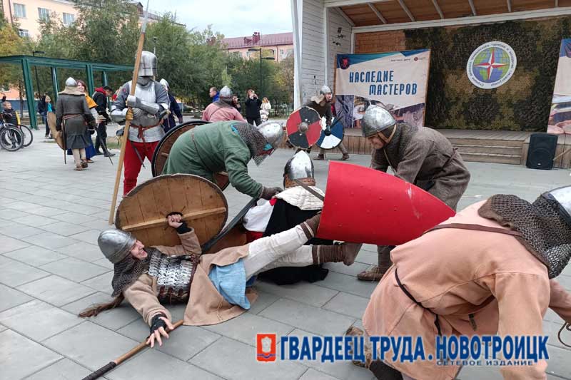 Новотройчане и гости города смогли окунуться в средневековую историю на фестивале «Наследие мастеров. Ремесленный путь»