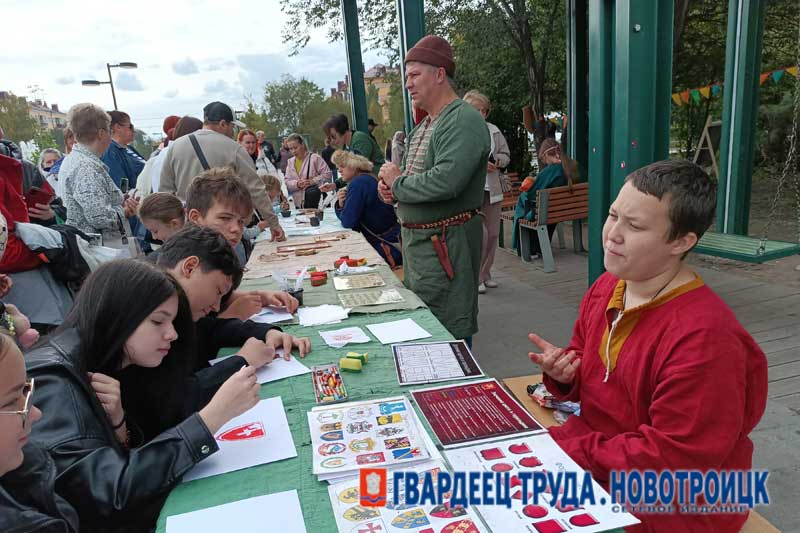 Новотройчане и гости города смогли окунуться в средневековую историю на фестивале «Наследие мастеров. Ремесленный путь»