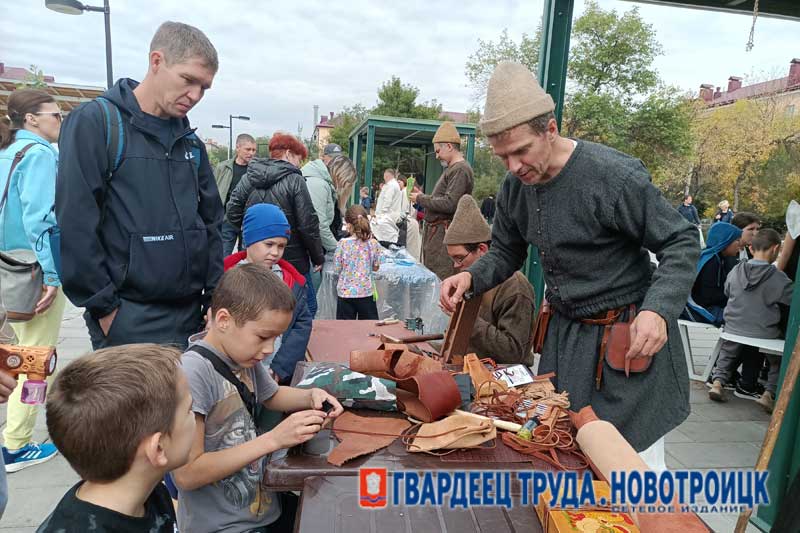 Новотройчане и гости города смогли окунуться в средневековую историю на фестивале «Наследие мастеров. Ремесленный путь»