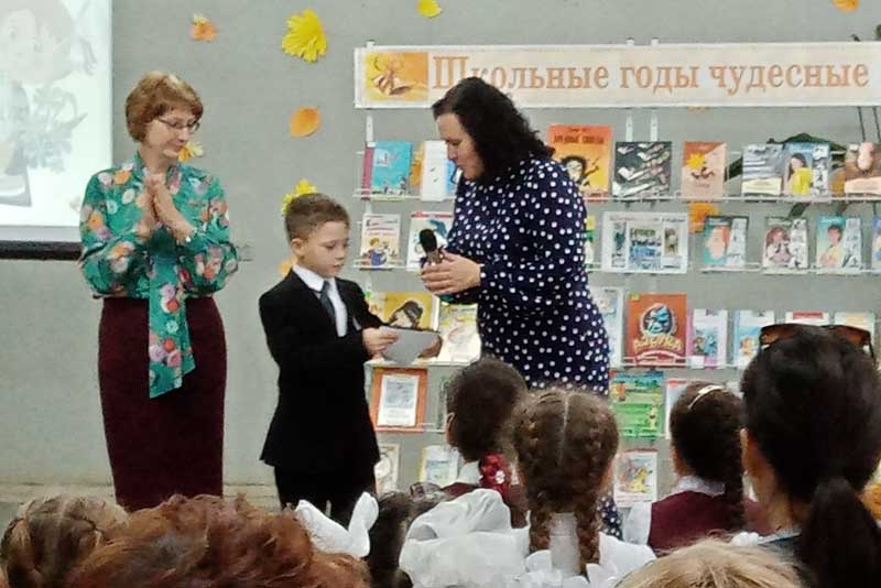В Новотроицке читали стихи про «школьные годы чудесные»