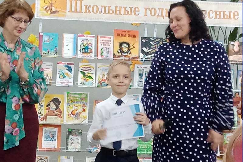 В Новотроицке читали стихи про «школьные годы чудесные»
