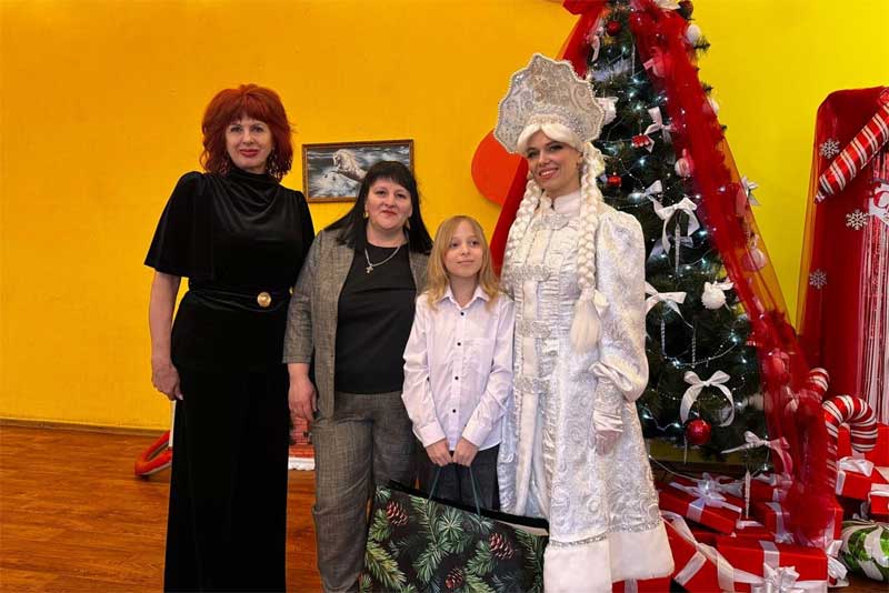  Оренбургский театр музыкальной комедии показал в подшефном Перевальском округе ЛНР новогодние представления