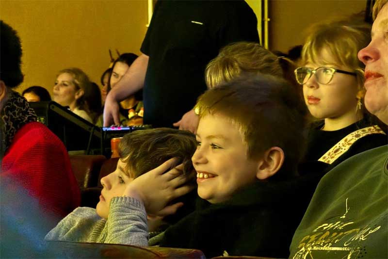  Оренбургский театр музыкальной комедии показал в подшефном Перевальском округе ЛНР новогодние представления