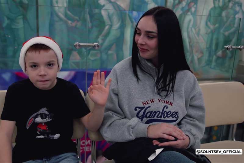 В Оренбуржье участники акции «Ёлка желаний» продолжают  радовать ребят новогодними подарками