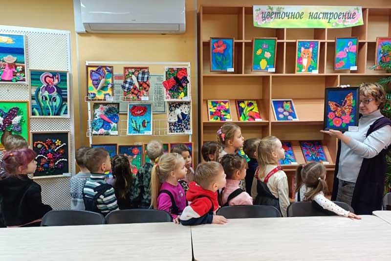 Модельная Библиотека семейного чтения Новотроицка создает «Цветочное настроение» и приглашает в «Зимнюю сказку»