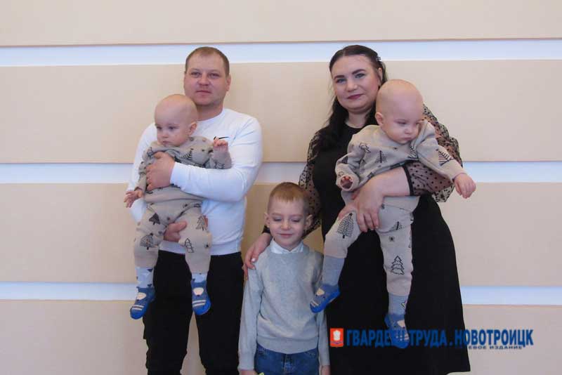 Евгений Солнцев поздравил многодетную семью Чернояровых из Новотроицка с получением жилищного сертификата