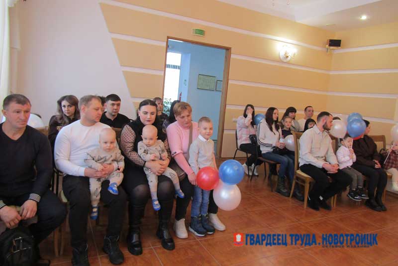 Евгений Солнцев поздравил многодетную семью Чернояровых из Новотроицка с получением жилищного сертификата