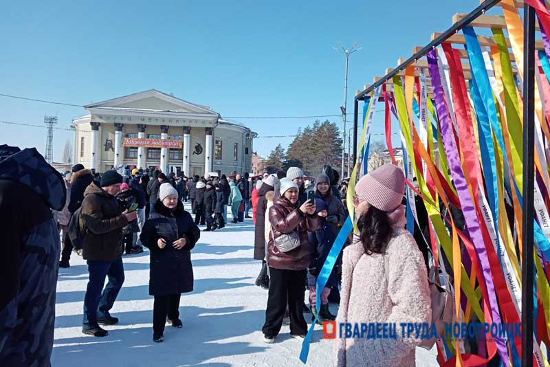 В последний день Масленицы новотройчане весело проводили зиму