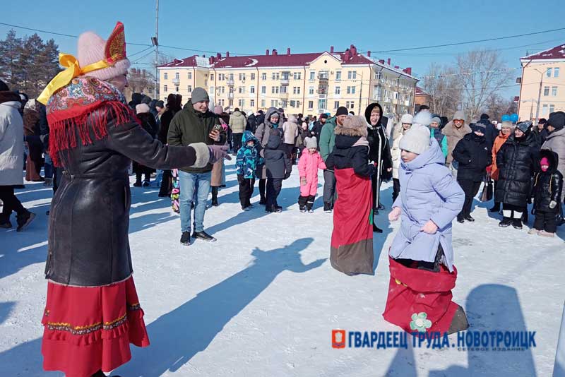 В последний день Масленицы новотройчане весело проводили зиму