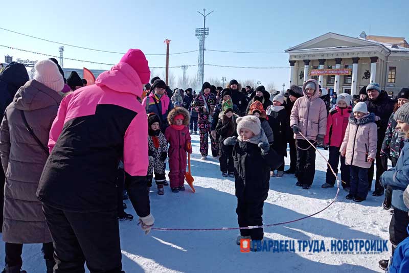 В последний день Масленицы новотройчане весело проводили зиму