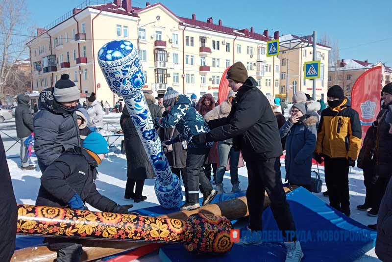В последний день Масленицы новотройчане весело проводили зиму