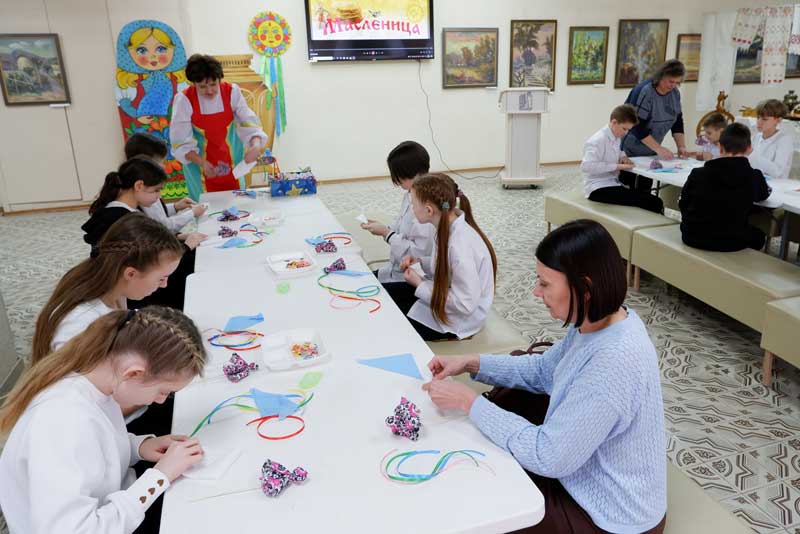 Сотрудники Новотроицкого музея устроили для детей проводы Масленицы (+6)