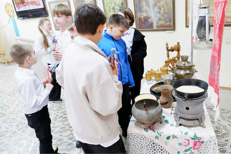 Сотрудники Новотроицкого музея устроили для детей проводы Масленицы (+6)