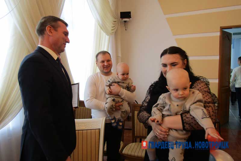 В Новотроицке 11 молодых семей стали обладателями жилищных сертификатов