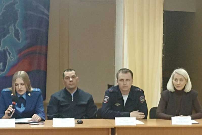 В Новотроицке накануне летнего сезона сотрудники полиции рассказали об ответственности за управление подростками мопедами и скутерами