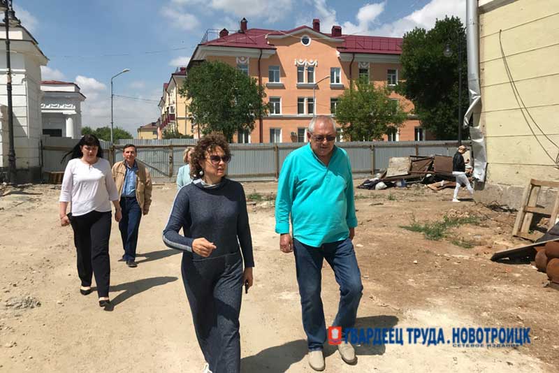 Сегодня Евгения Шевченко оценила ход  ремонтных работ на объектах культуры Новотроицка