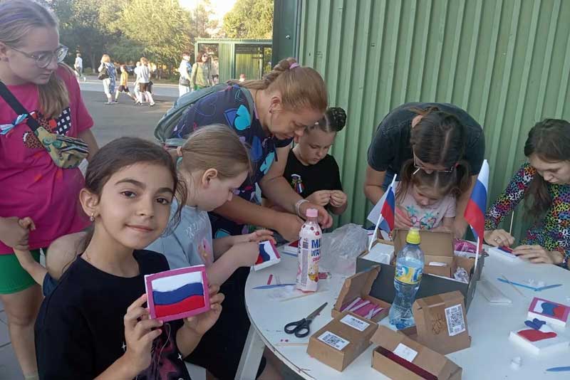 В Новотроицке горожане создали лоскутные варианты российского триколора