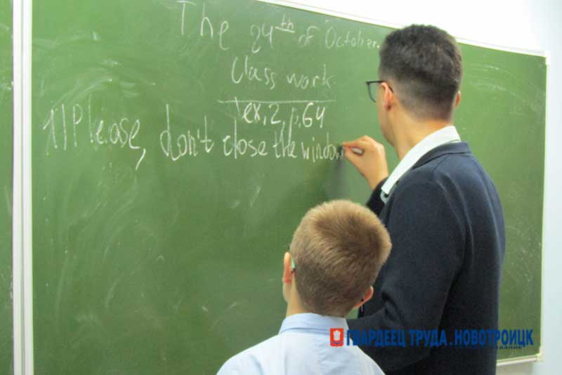 Начальник управления образования Новотроицка Д. Асташов рассказал, как в городе решают проблему нехватки школьных учителей