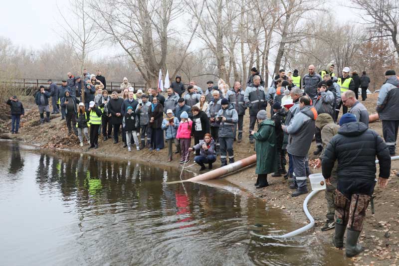 Металлурги Уральской Стали продолжают зарыблять водоемы Оренбуржья