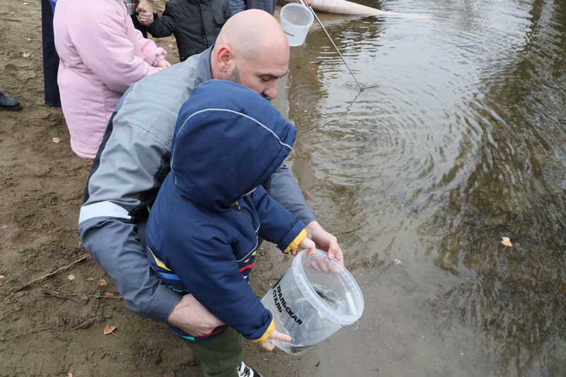 Металлурги Уральской Стали продолжают зарыблять водоемы Оренбуржья