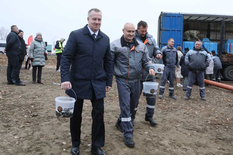 Металлурги Уральской Стали продолжают зарыблять водоемы Оренбуржья