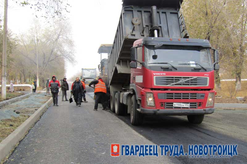 В Новотроицке продолжается ремонт дороги -дублера улицы Железнодорожной