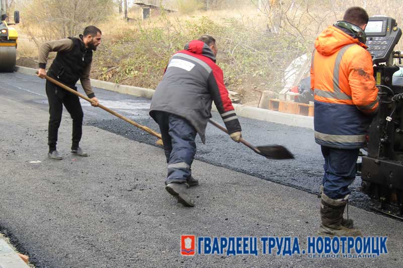 В Новотроицке продолжается ремонт дороги -дублера улицы Железнодорожной