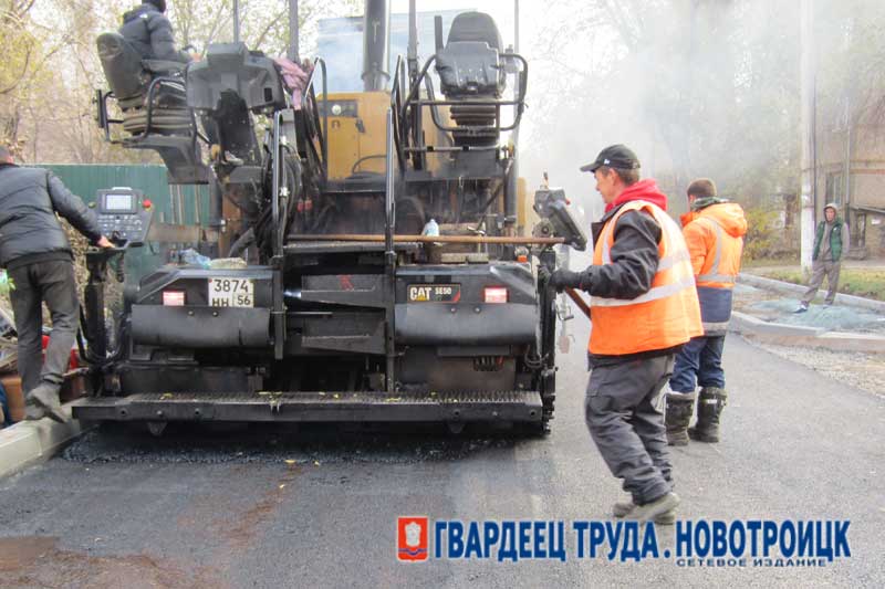 В Новотроицке продолжается ремонт дороги -дублера улицы Железнодорожной