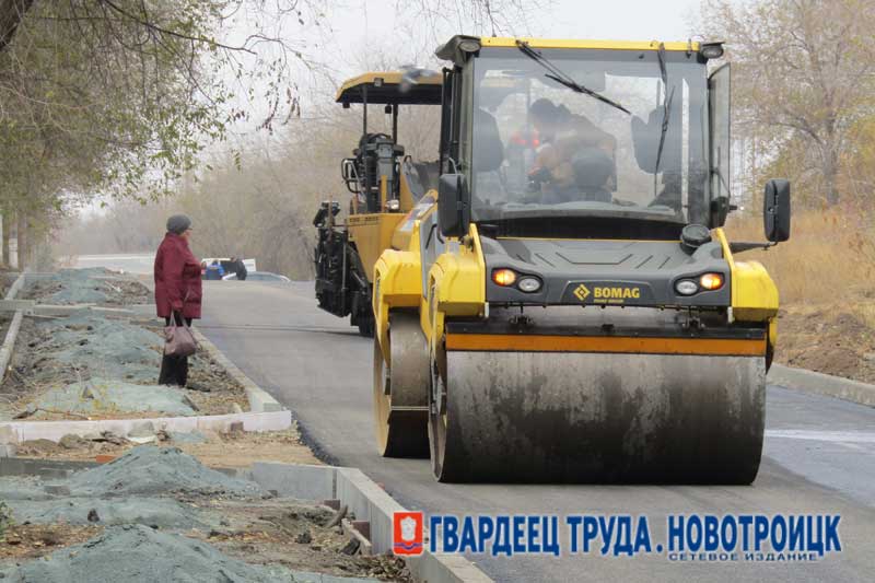 В Новотроицке продолжается ремонт дороги -дублера улицы Железнодорожной