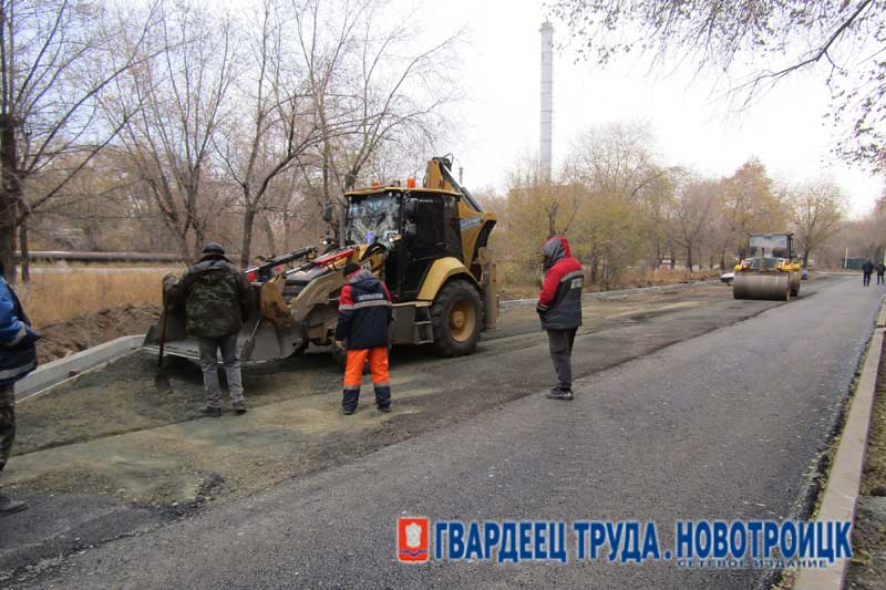 В Новотроицке продолжается ремонт дороги -дублера улицы Железнодорожной