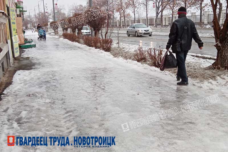 В Новотроицке коммунальщики вышли на борьбу с гололедом