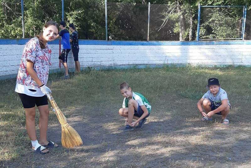 Хабарненские волонтеры для всех жителей подготовили поселковый корт