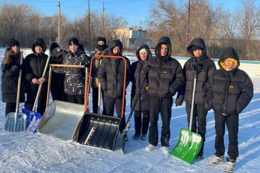 Хабарненские волонтеры для всех жителей подготовили поселковый корт