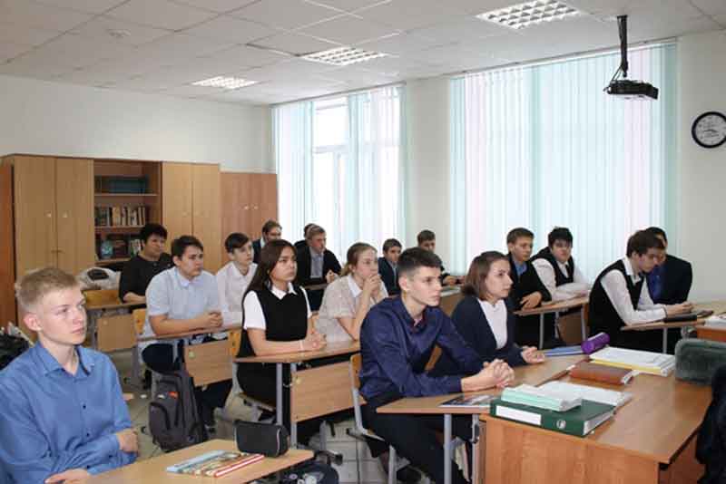 Старшеклассникам о безопасности на дорогах (фото)