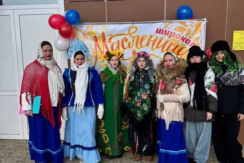 В селе Хабарное под Новотроицком жители весело проводили Масленицу