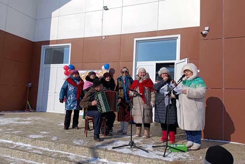 В селе Хабарное под Новотроицком жители весело проводили Масленицу