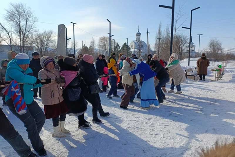 В селе Хабарное под Новотроицком жители весело проводили Масленицу