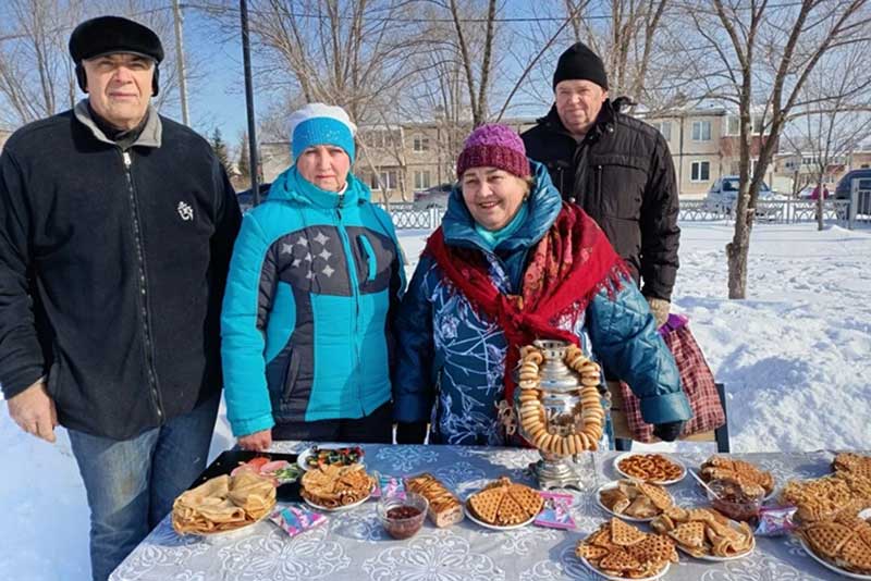 В селе Хабарное под Новотроицком жители весело проводили Масленицу