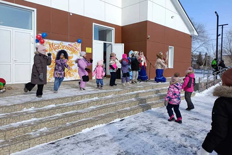 В селе Хабарное под Новотроицком жители весело проводили Масленицу
