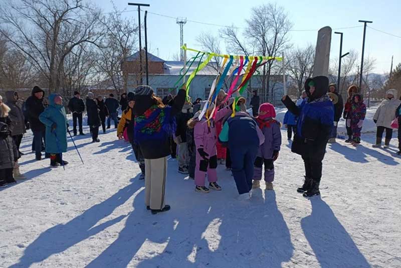 В селе Хабарное под Новотроицком жители весело проводили Масленицу