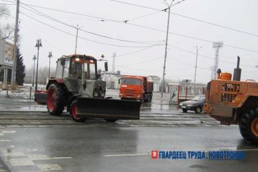 В Новотроицке коммунальщики приступили к весенней уборке города